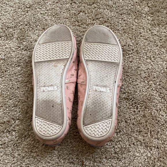 Toms light pink flats with gold flamingoes. Size 7.5 - Picture 3 of 3